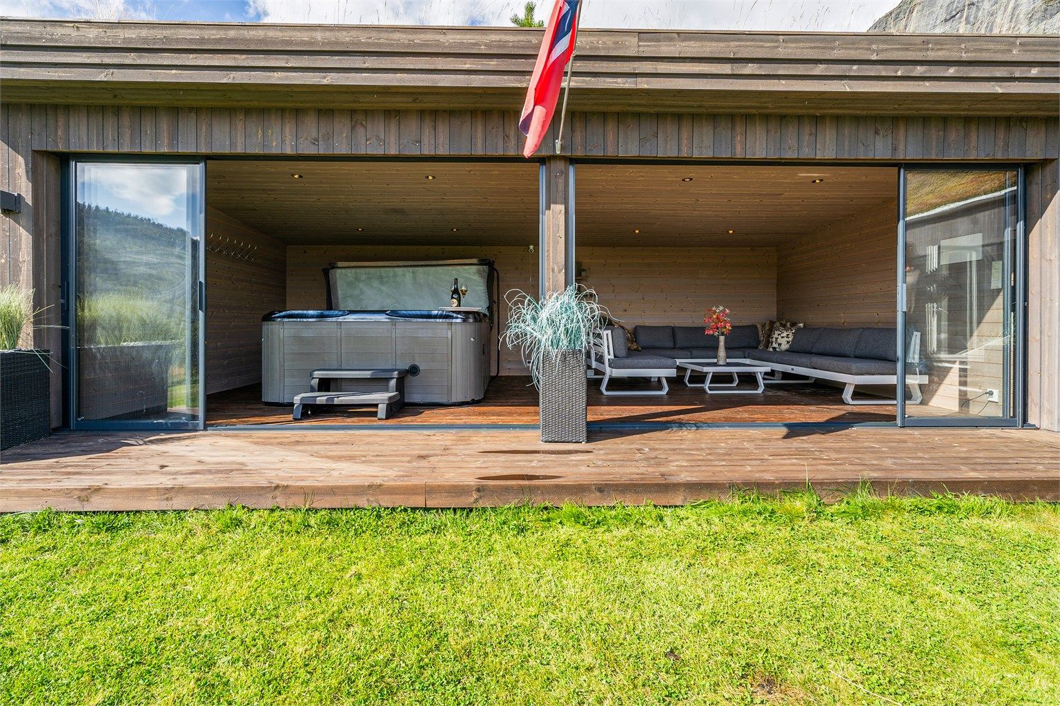 Lekker hagestue med spotter i tak og store skyvedører som slipper inn den fantastiske utsikten 