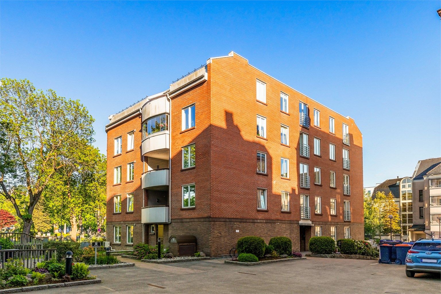 Det er gjesteparkering til sameiet i gårdsrommet. Sameiets egne bestemmelser for gjesteparkering følger vedlagt salgsoppgaven.