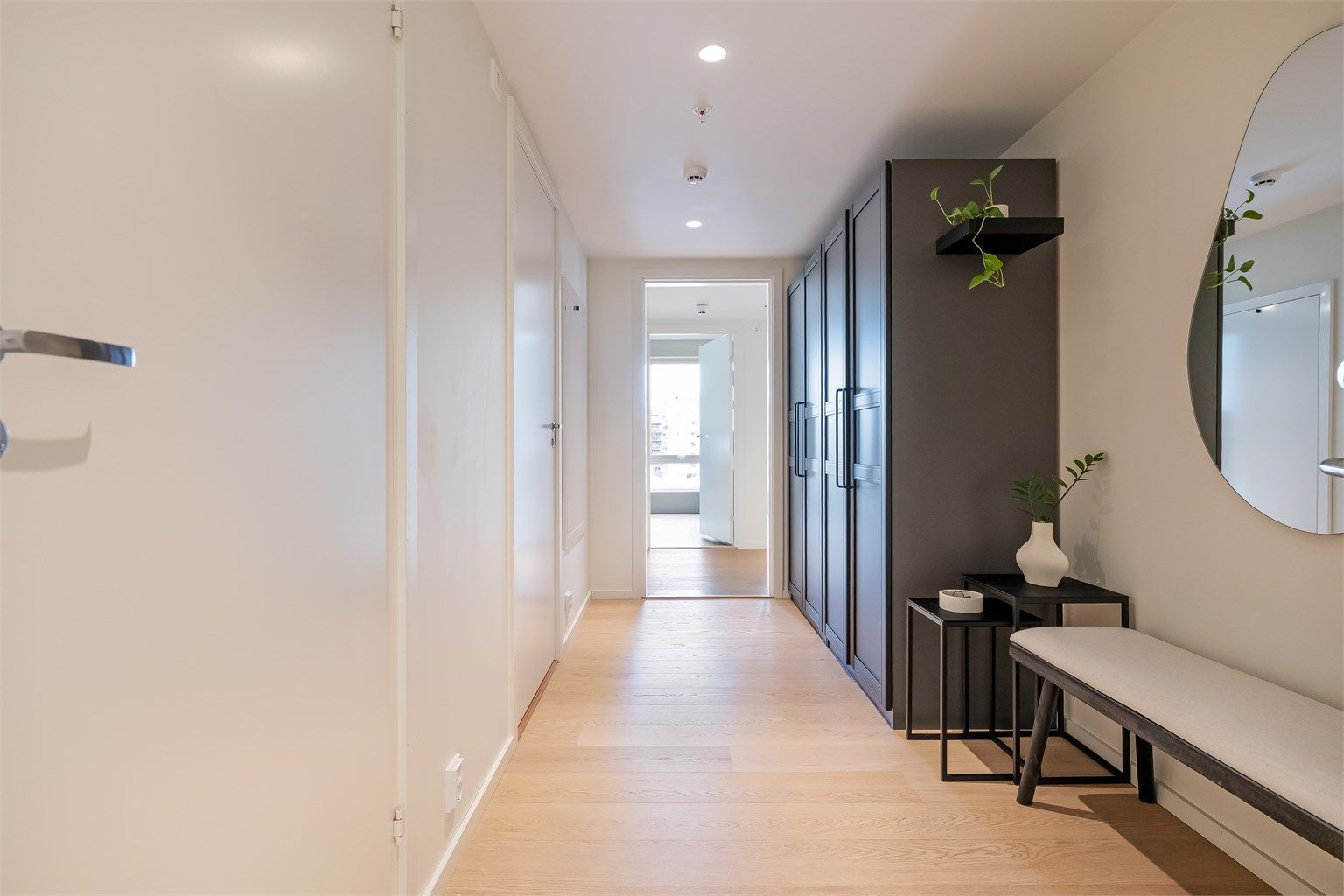 Leiligheten ligger i oppgangens 5. etasje med heisadkomst fra felles oppgang, og gir et umiddelbart godt førsteinntrykk.