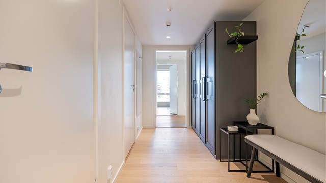 Leiligheten ligger i oppgangens 5. etasje med heisadkomst fra felles oppgang, og gir et umiddelbart godt førsteinntrykk.