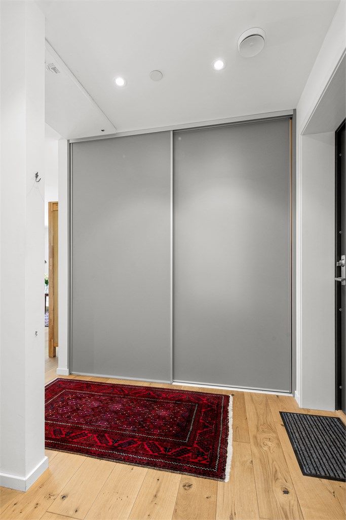 En stor skyvedørsgarderobe i gangen gir ytterligere lagringsplass