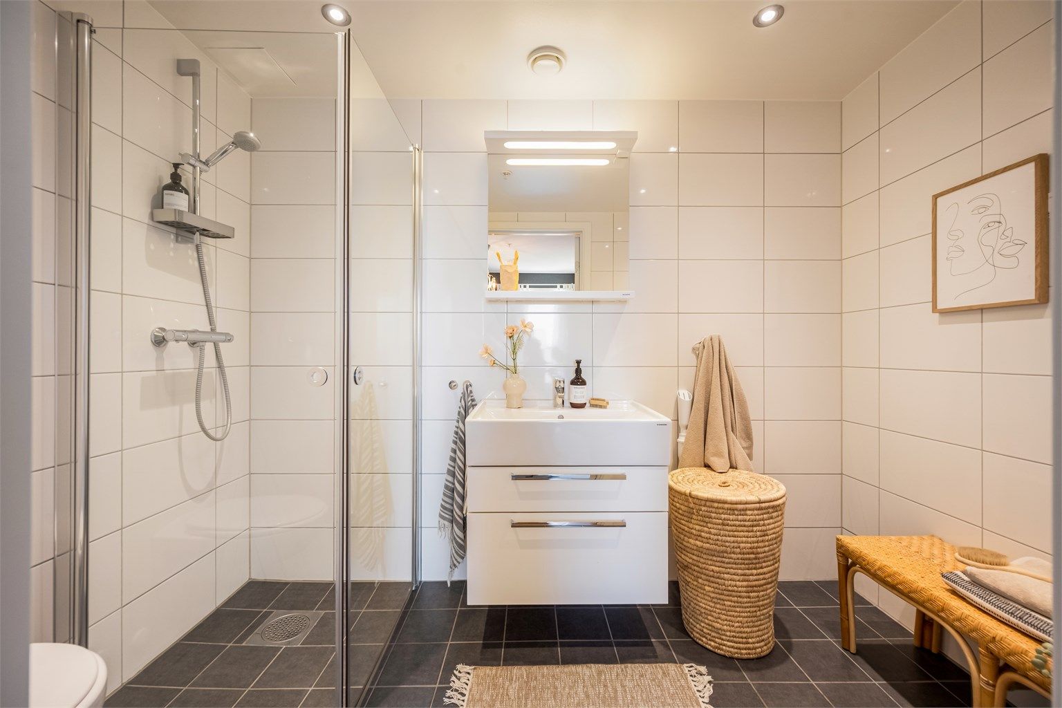 Hovedsoverommet har direkte adkomst til eget en-suite bad. Pent flislagt bad med gulvvarme, downlights, vegghengt toalett og opplegg for vaskemaskin.