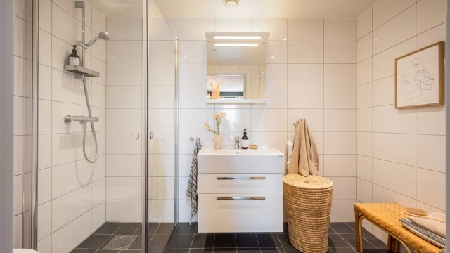 Hovedsoverommet har direkte adkomst til eget en-suite bad. Pent flislagt bad med gulvvarme, downlights, vegghengt toalett og opplegg for vaskemaskin.
