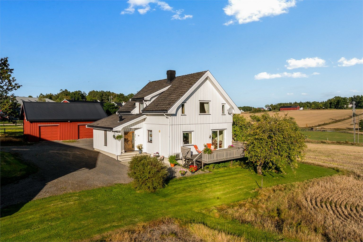 Våningshuset har en vestvendt veranda med direkte adkomst fra stuen.