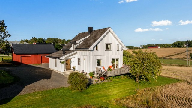 Våningshuset har en vestvendt veranda med direkte adkomst fra stuen.