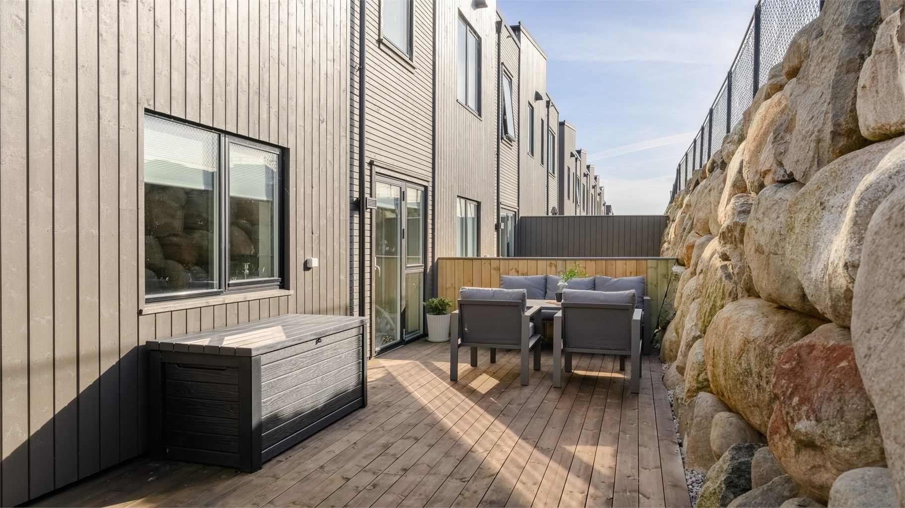 Terrassen er rammet inn av en solid steinmur og har rikelig med plass til utemøbler.