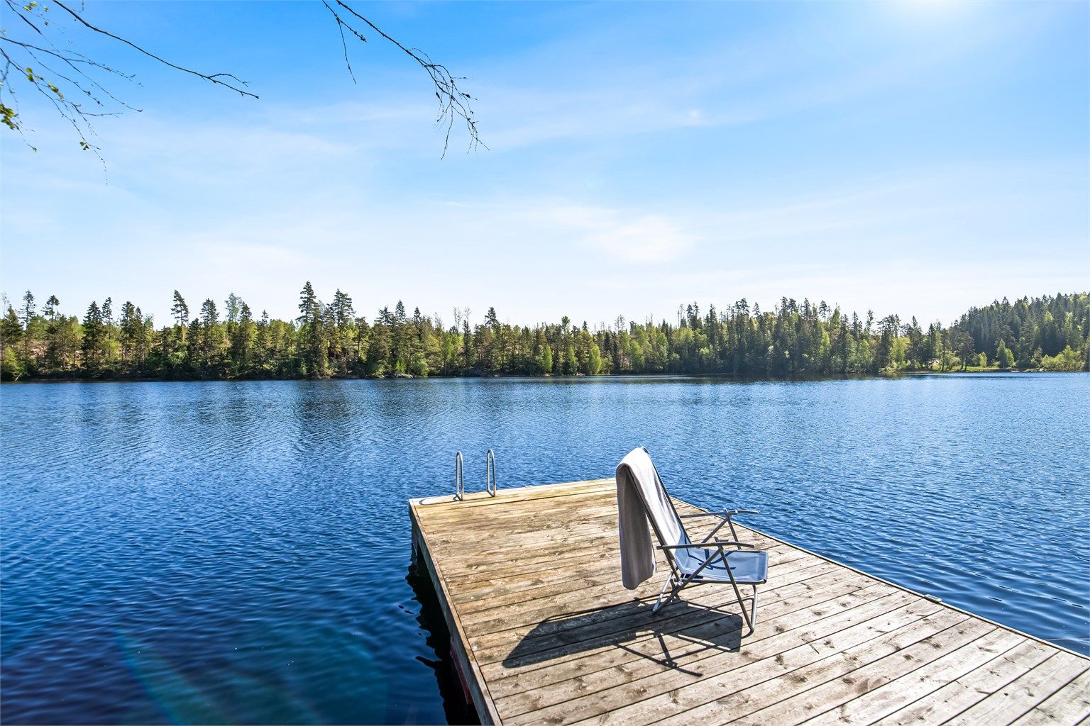 Fra egen brygge har du gode bademuligheter.
