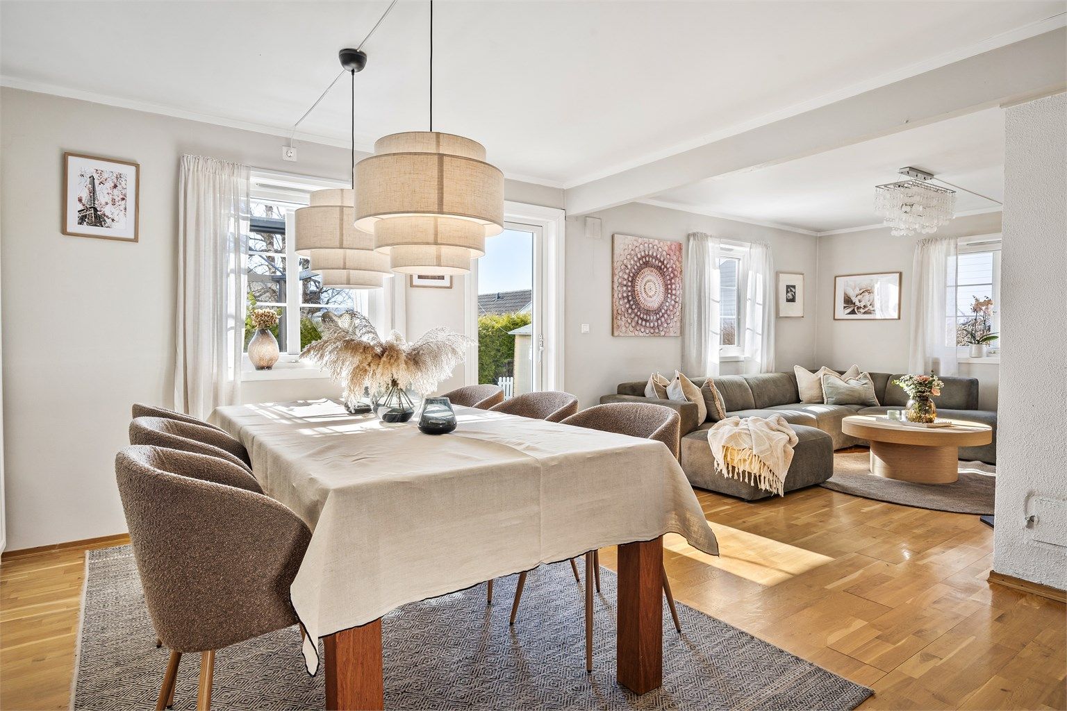 Spisestuen har plass til et stort langbord for hyggelige sammenkomster med familie og venner.