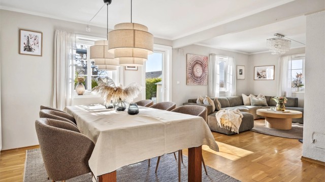 Spisestuen har plass til et stort langbord for hyggelige sammenkomster med familie og venner.