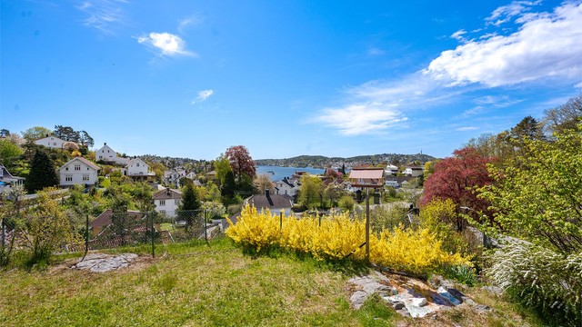 Solrikt og fint tilbakterukket på en høyde med fritt utsyn