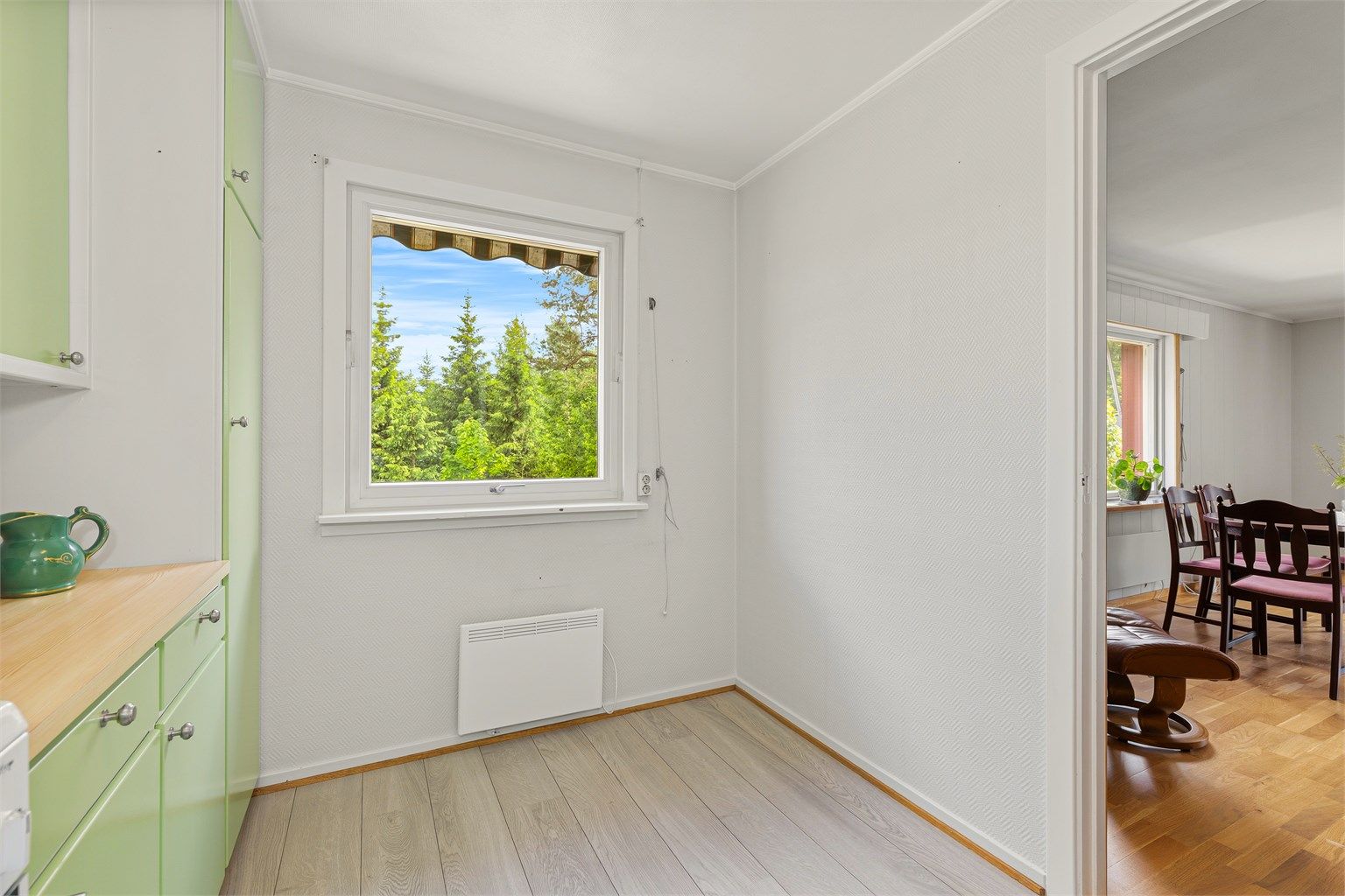 Her er det plass til en liten sittegruppe med lite kjøkkenbord