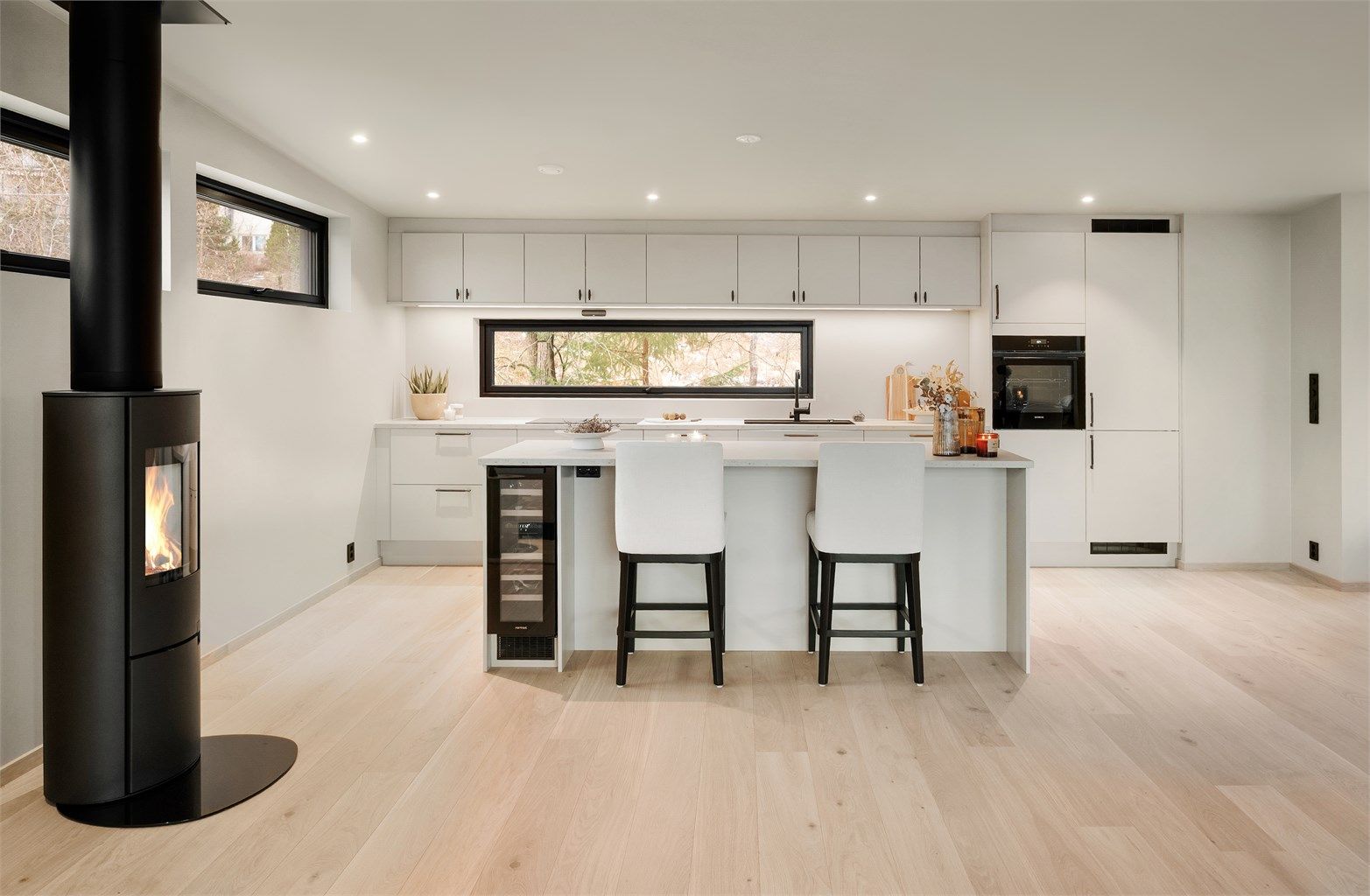 Kjøkkenet har en funksjonell innredning fra Sigdal med integrerte hvitevarer.