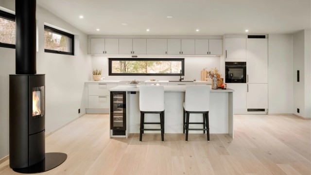 Kjøkkenet har en funksjonell innredning fra Sigdal med integrerte hvitevarer.