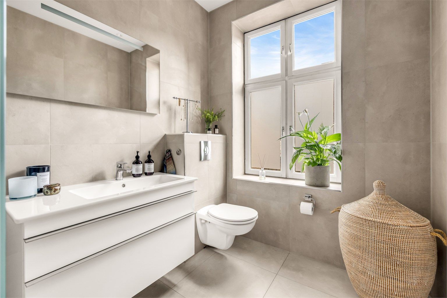 Baderomsinnredning med gode oppbevaringsmuligheter i de store skuffene under servanten.