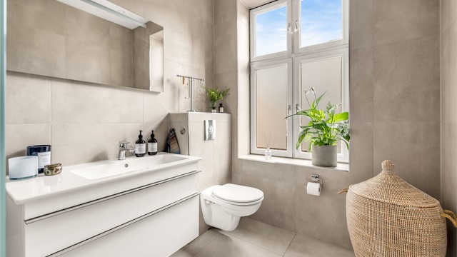 Baderomsinnredning med gode oppbevaringsmuligheter i de store skuffene under servanten.