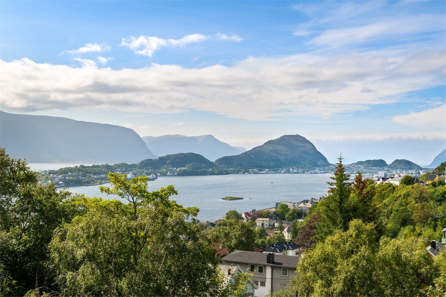 Fra eiendommen er det utsikt over fjorden og Sunnmørsalpene.