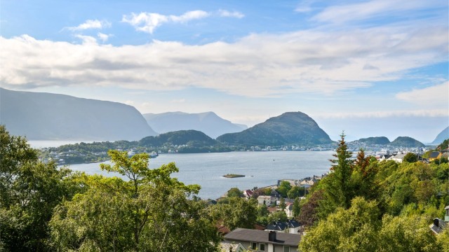 Fra eiendommen er det utsikt over fjorden og Sunnmørsalpene.