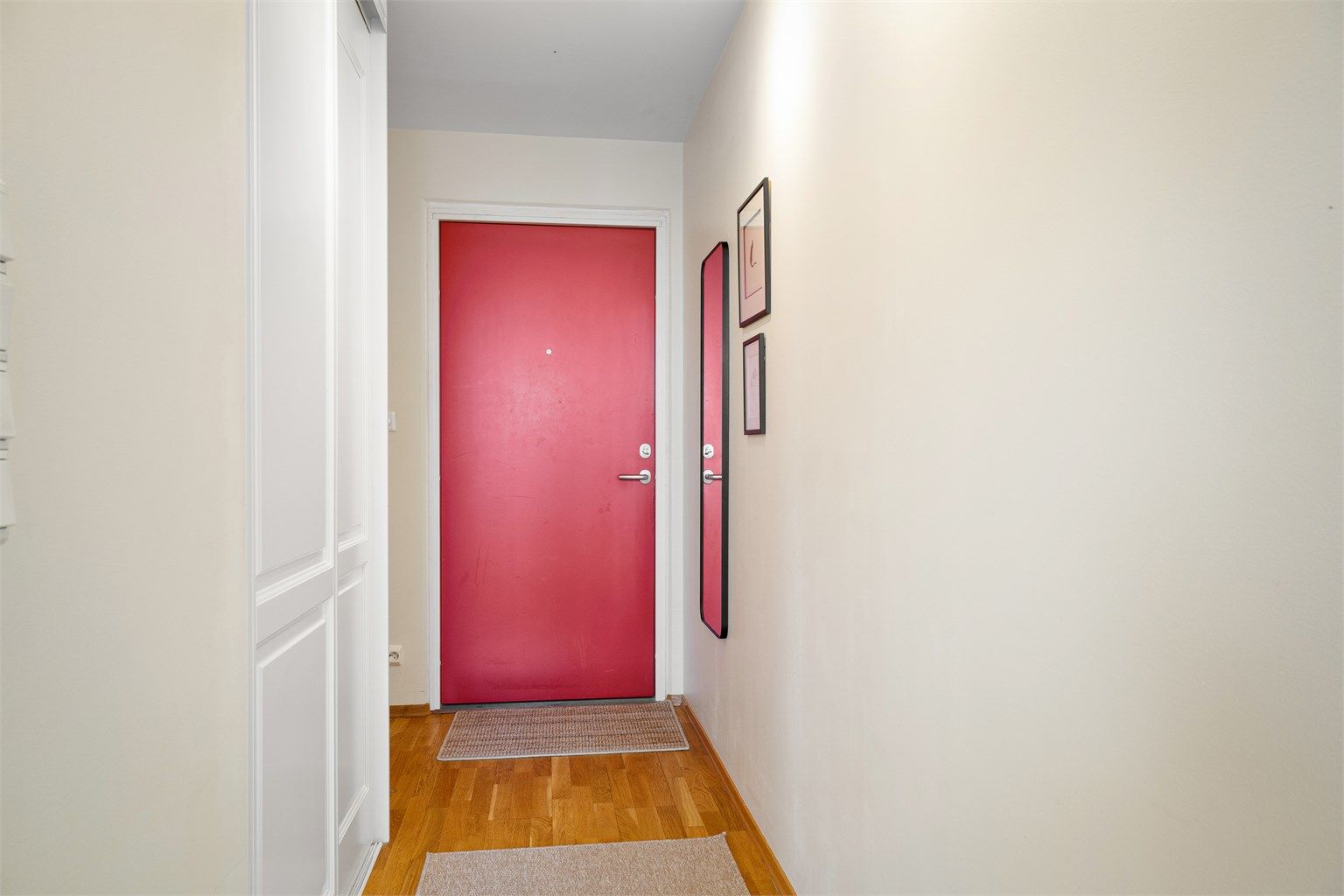 Entré med god oppbevaringsplass.