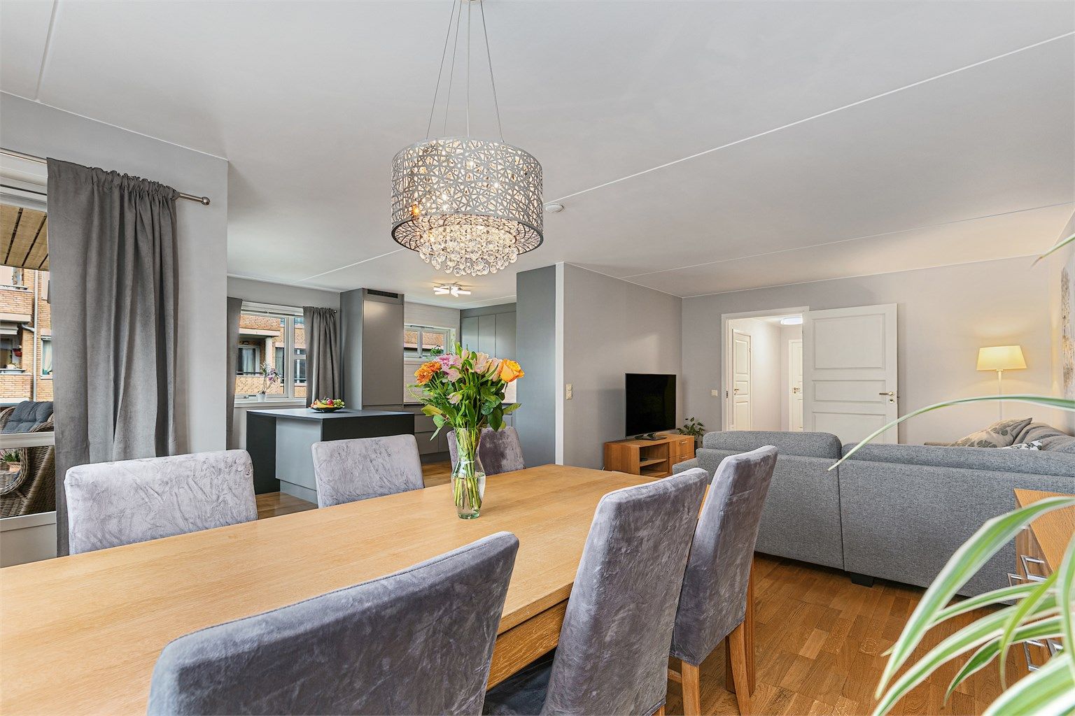 Romslig stue med plass til stort spisebord og stor sofagruppe