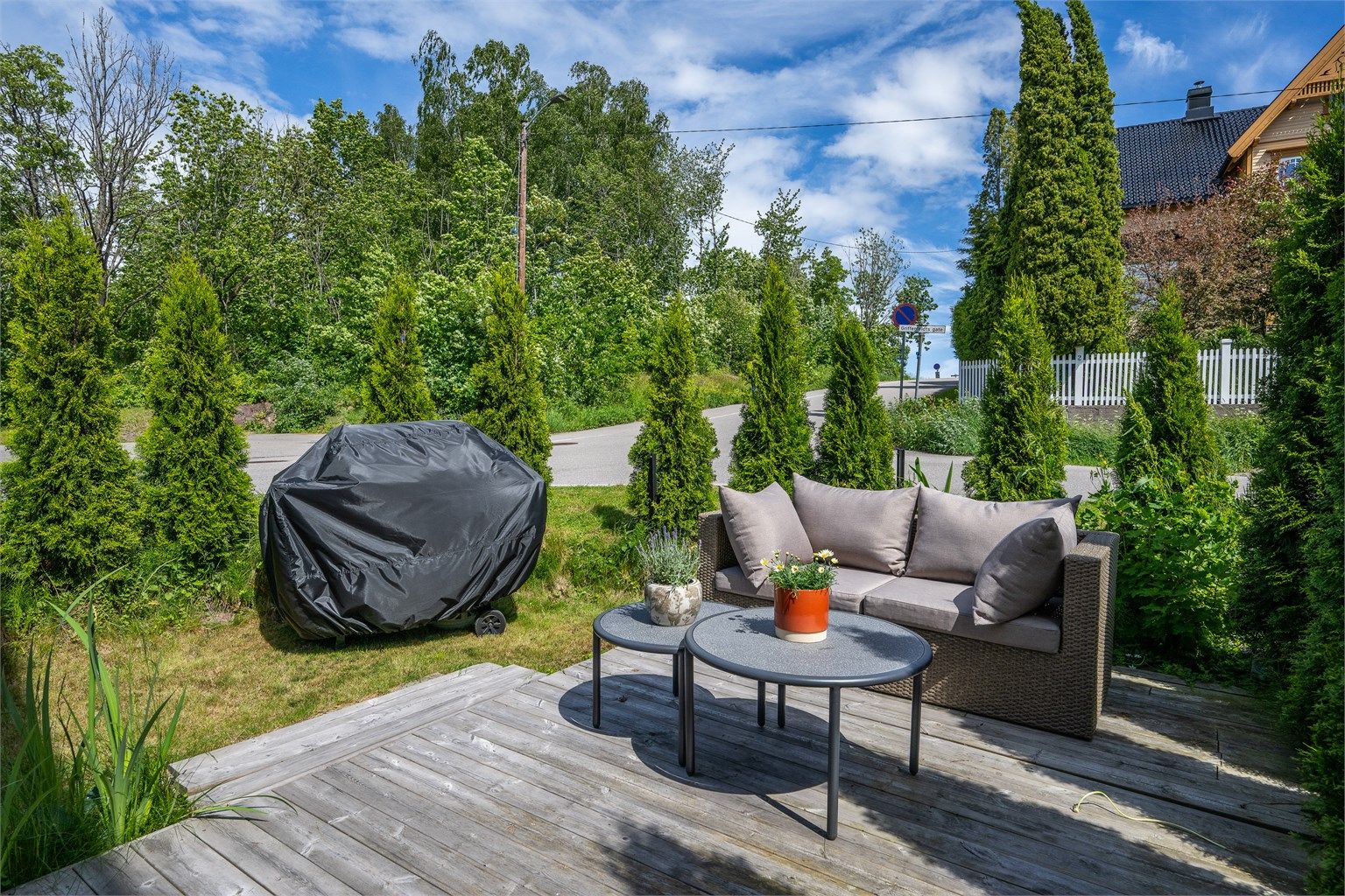 I hagen er det en frittliggende treplatting på 9 m² med plass til en sittegruppe.