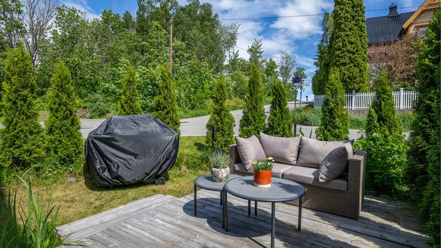 I hagen er det en frittliggende treplatting på 9 m² med plass til en sittegruppe.