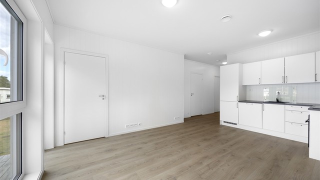Oppholdsrommet gir plass til både sofagruppe og spisebord.
