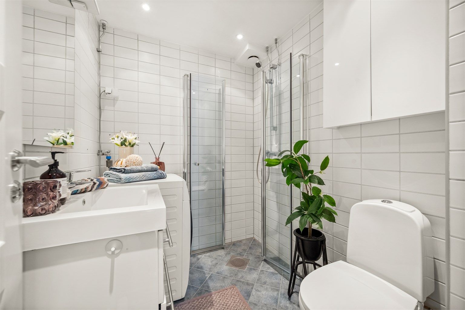 Badet har fliser på vegger og gulv, med elektrisk gulvvarme