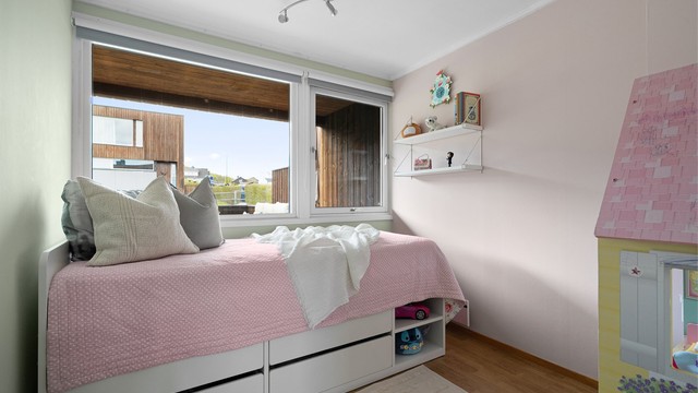 Soverom II med plass til både seng, garderobeskap.