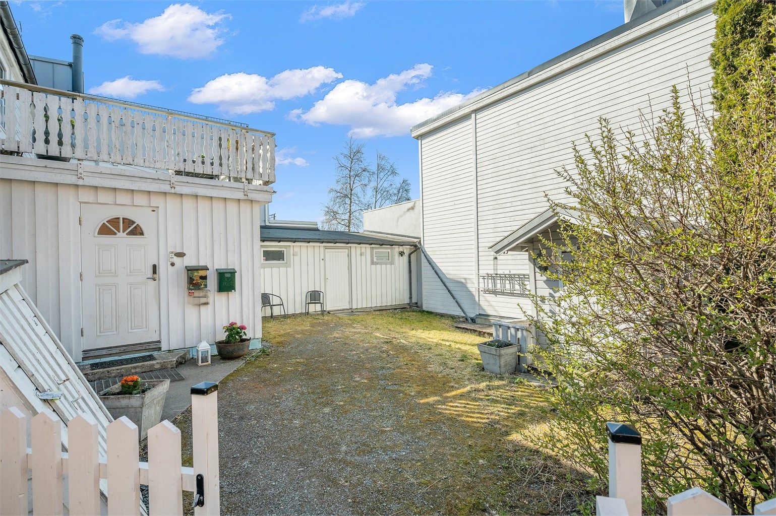 Det er etablert soneparkering i nærområdet. Forøvrig gode bussforbindelser og nærmeste bussholdeplass ligger kun 3 minutters gange fra leiligheten. 