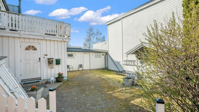 Det er etablert soneparkering i nærområdet. Forøvrig gode bussforbindelser og nærmeste bussholdeplass ligger kun 3 minutters gange fra leiligheten.