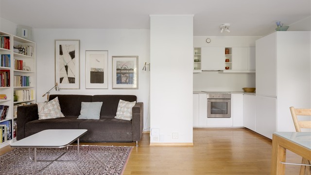 Kjøkkenet ligger i delvis åpen løsning mot stuen, praktisk og sosialt.