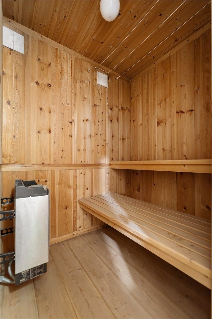 Egen badstue med elektrisk ovn, plassert i tilknytning til badet i kjelleren.