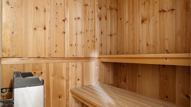 Egen badstue med elektrisk ovn, plassert i tilknytning til badet i kjelleren.