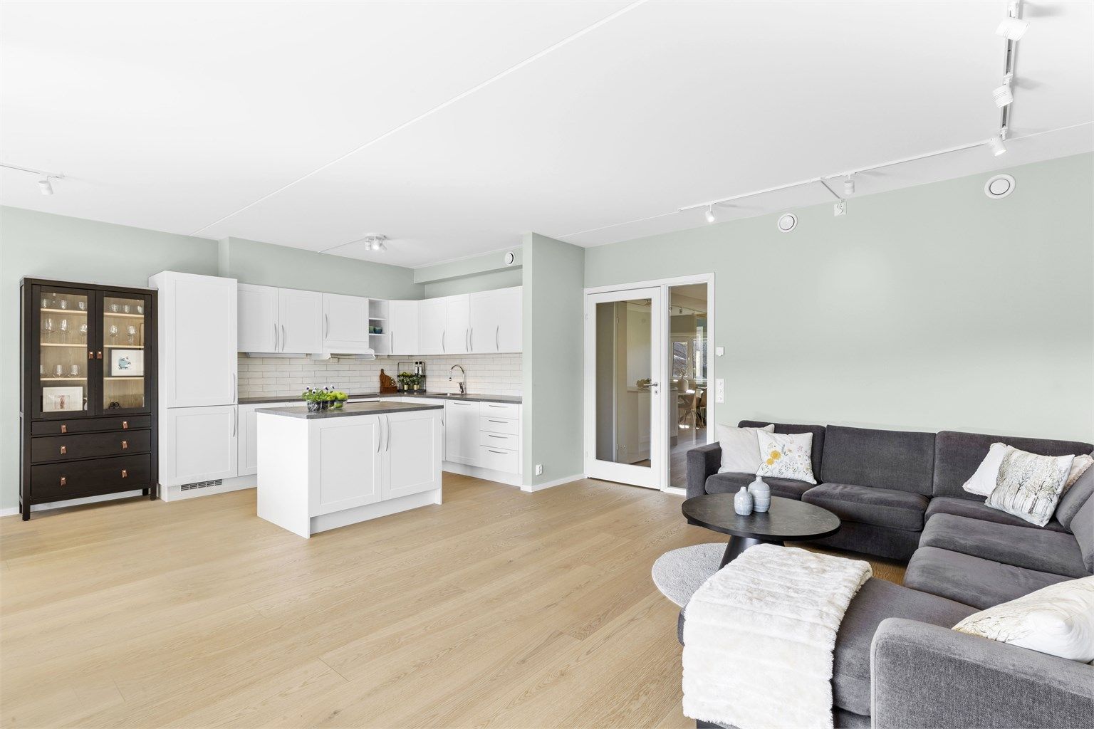 Moderne leilighet med åpen kjøkkenløsning og koselig stue.







