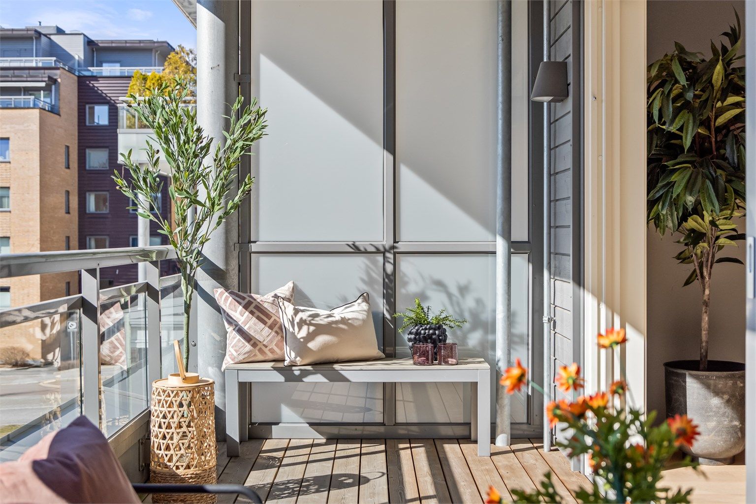 Stikkontakt og lysarmatur er montert på vegg