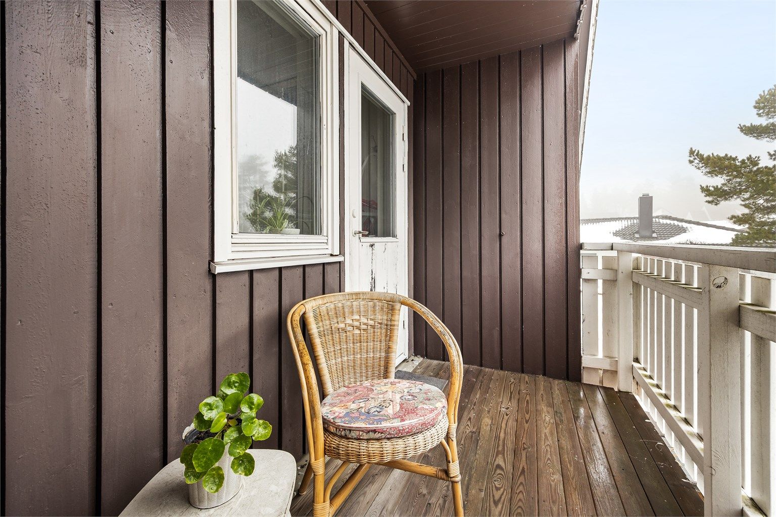 Overbygget sydøstvendt balkong på 5 kvm.