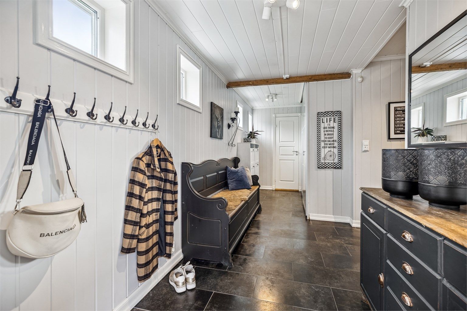 Lys og innbydende hall med god skapplass til oppbevaring av klær og sko