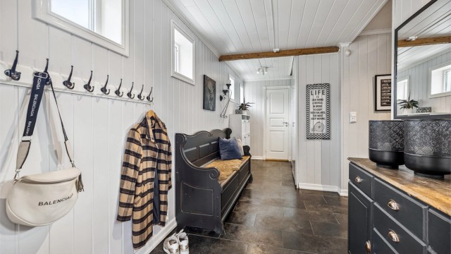 Lys og innbydende hall med god skapplass til oppbevaring av klær og sko