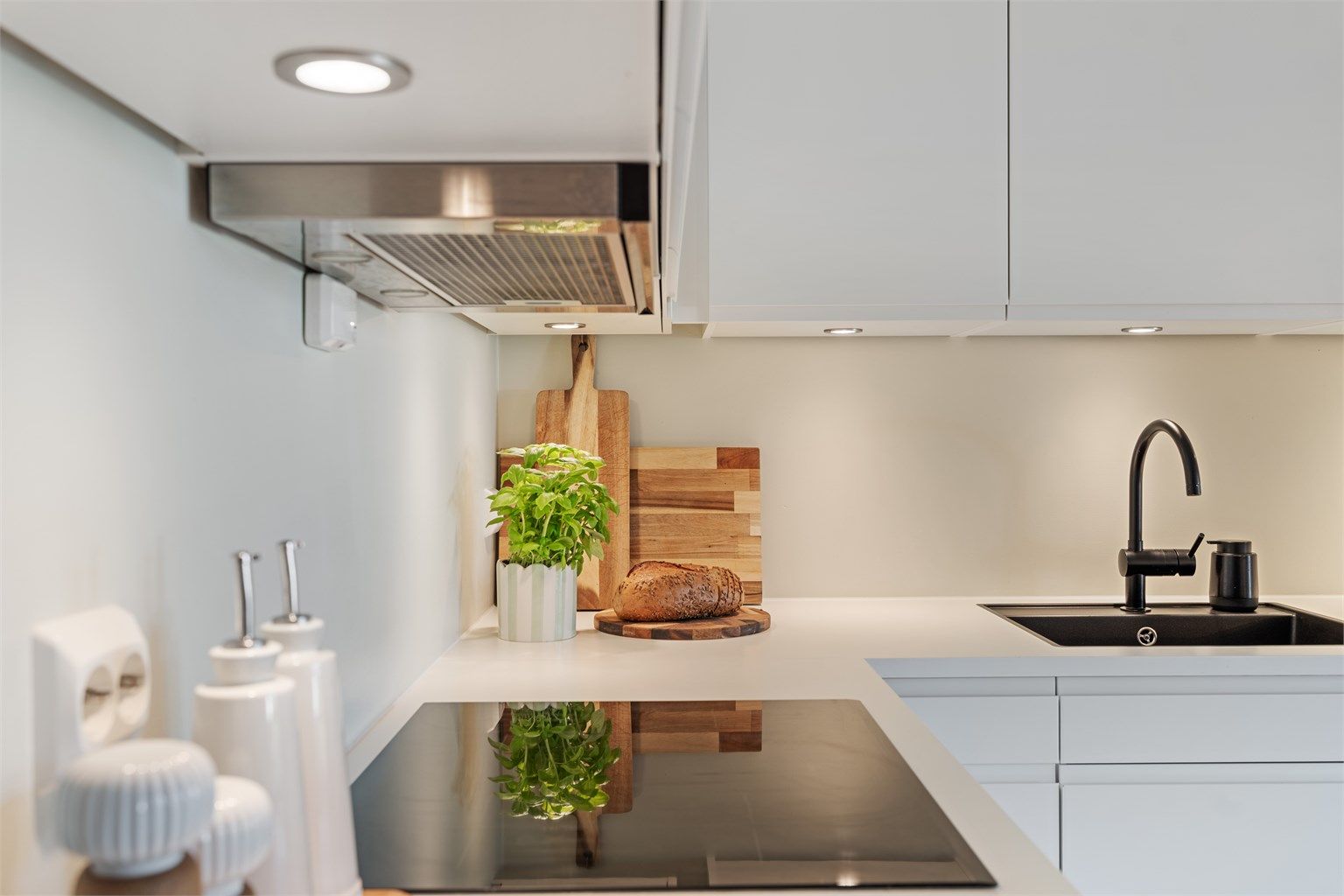 Over koketoppen er det montert komfyrvakt og ventilator med avtrekk ut av boligen.