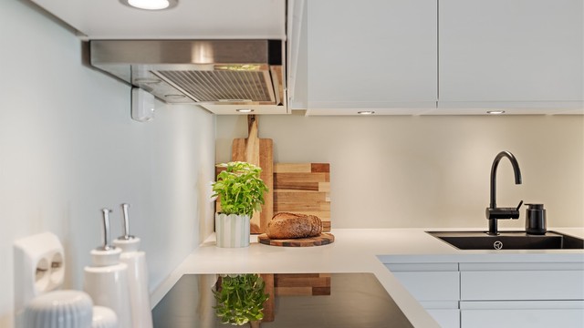 Over koketoppen er det montert komfyrvakt og ventilator med avtrekk ut av boligen.