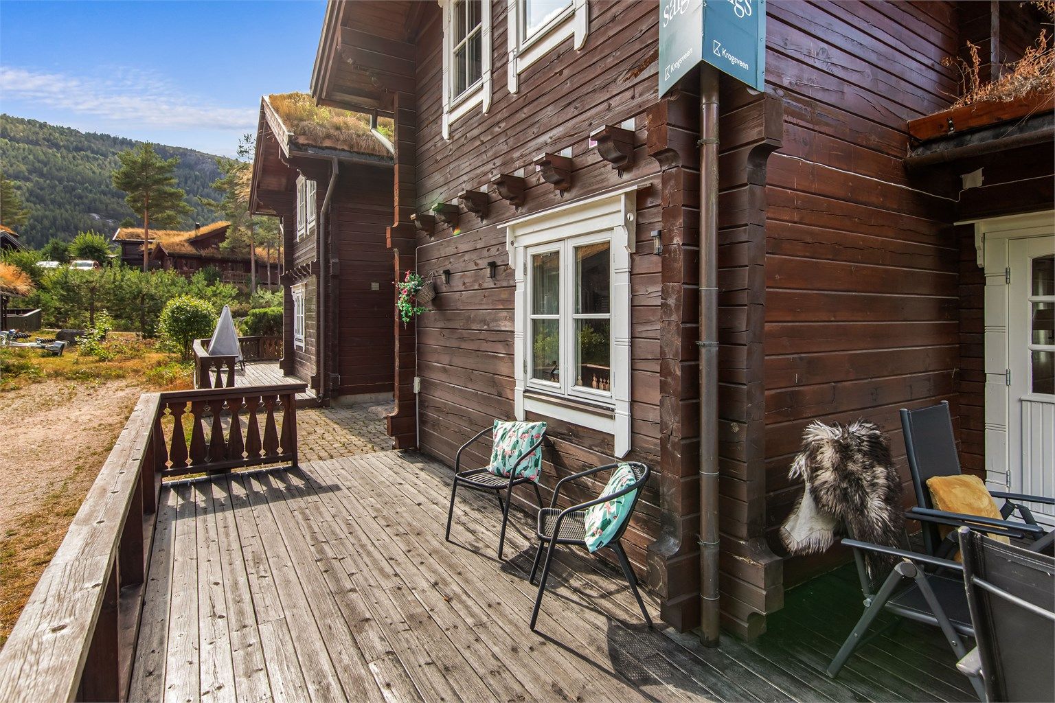 Gode parkeringsmuligheter på felles område ved hytta.