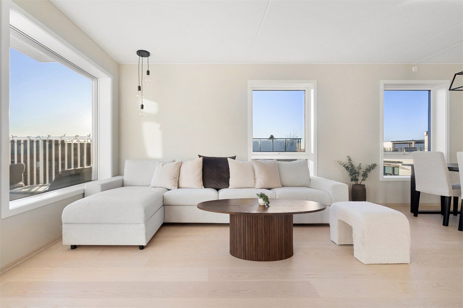 Innbydende og romslig stue med god plass til sofagruppe og tilhørende salongbord.