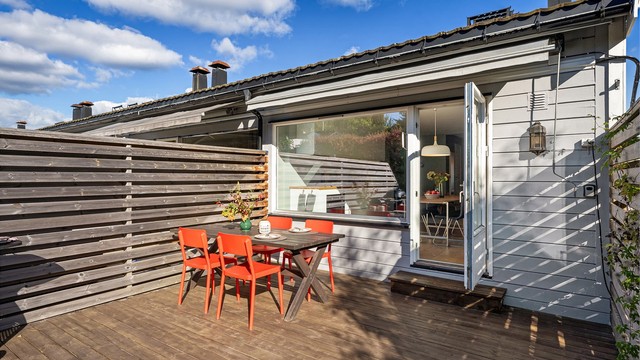 Skjermet markterrasse i trekonstruksjoner med god plass til spisebord og grill.