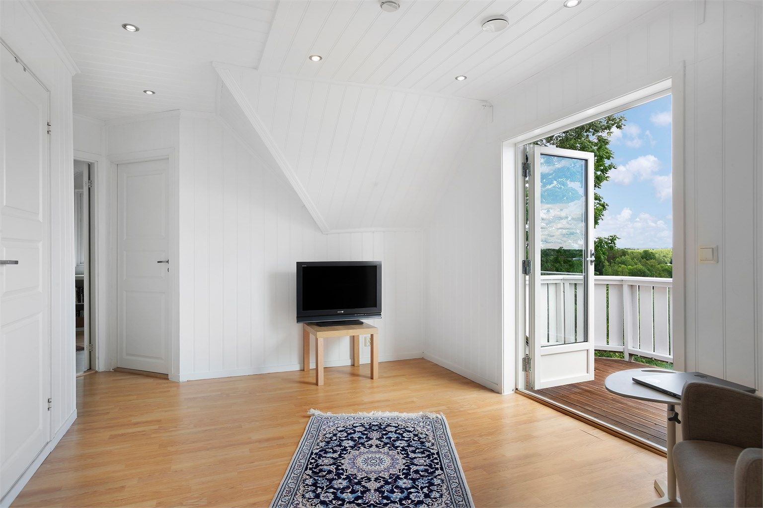 Loftstuen kan innredes med stuemøbler og har utgang til veranda.