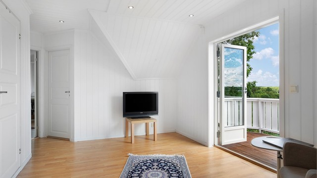 Loftstuen kan innredes med stuemøbler og har utgang til veranda.