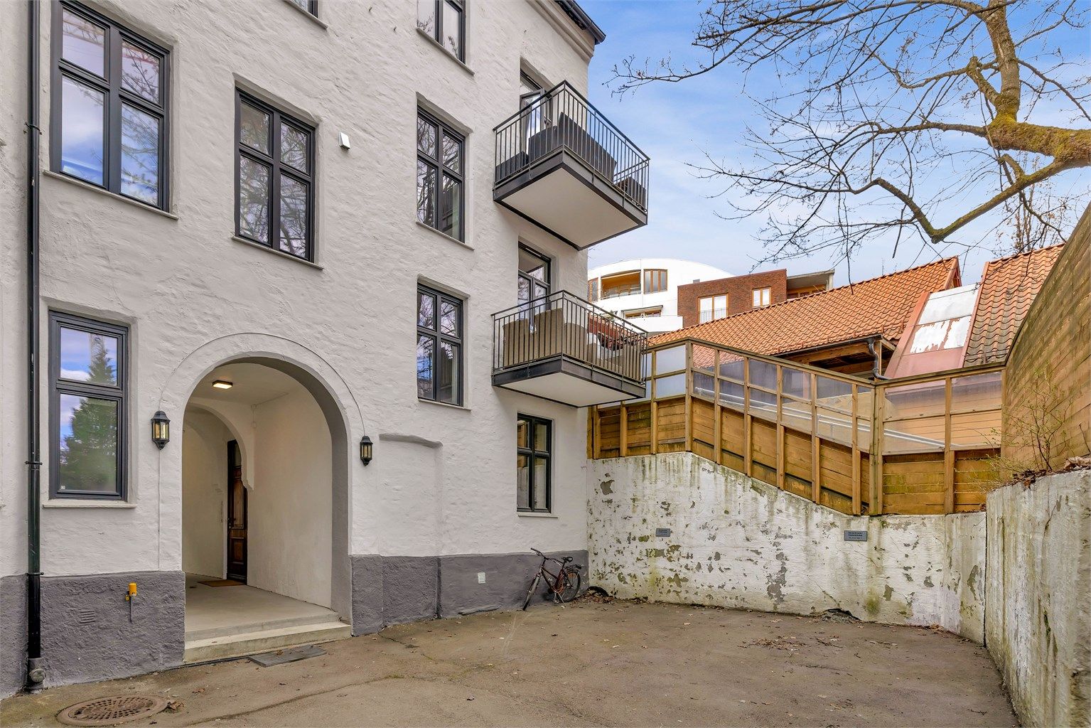 Bakgård.