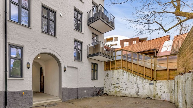 Bakgård.