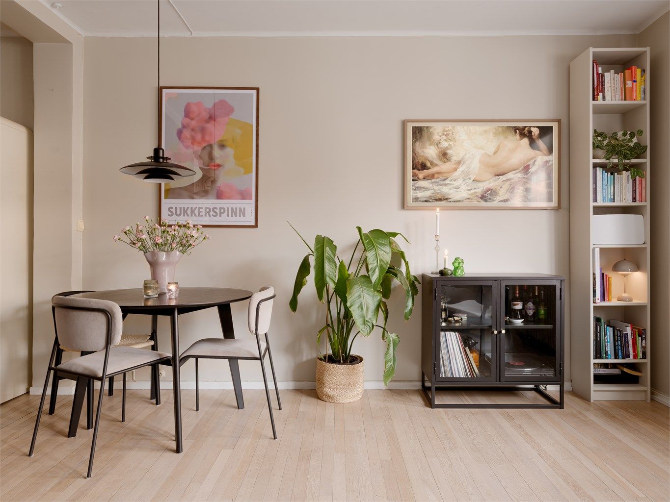 Spiseplassen er en naturlig del av oppholdsrommet, perfekt for sosiale sammenkomster eller hverdagsmiddagen.