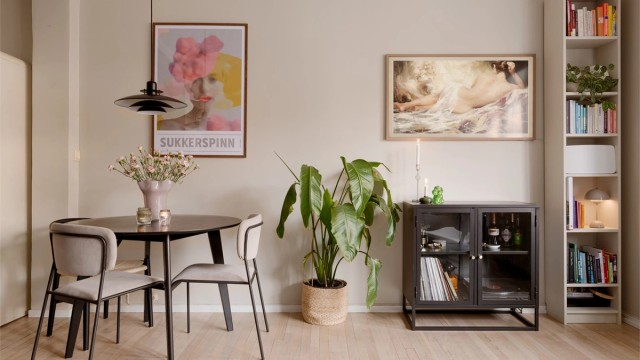 Spiseplassen er en naturlig del av oppholdsrommet, perfekt for sosiale sammenkomster eller hverdagsmiddagen.