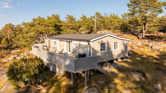 Trapp i begge ender av terrassen gir enkel tilgang til terrenget rundt hytta.
